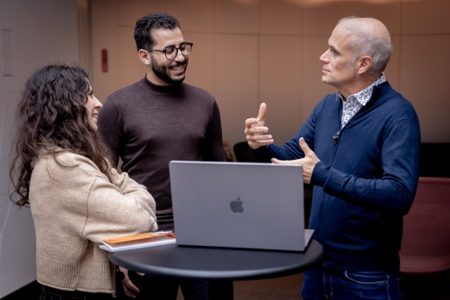 magalie, eddie et fabrice qui discutent